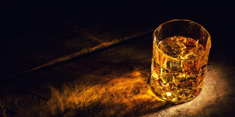 De Geschiedenis van Whisky: Van middeleeuwse monniken tot moderne meesterwerken